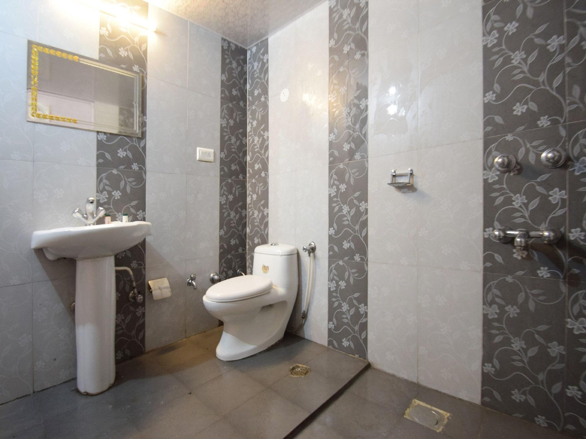 Oyo 29131 Hotel Mn Grand เชมชาบัด ภายนอก รูปภาพ
